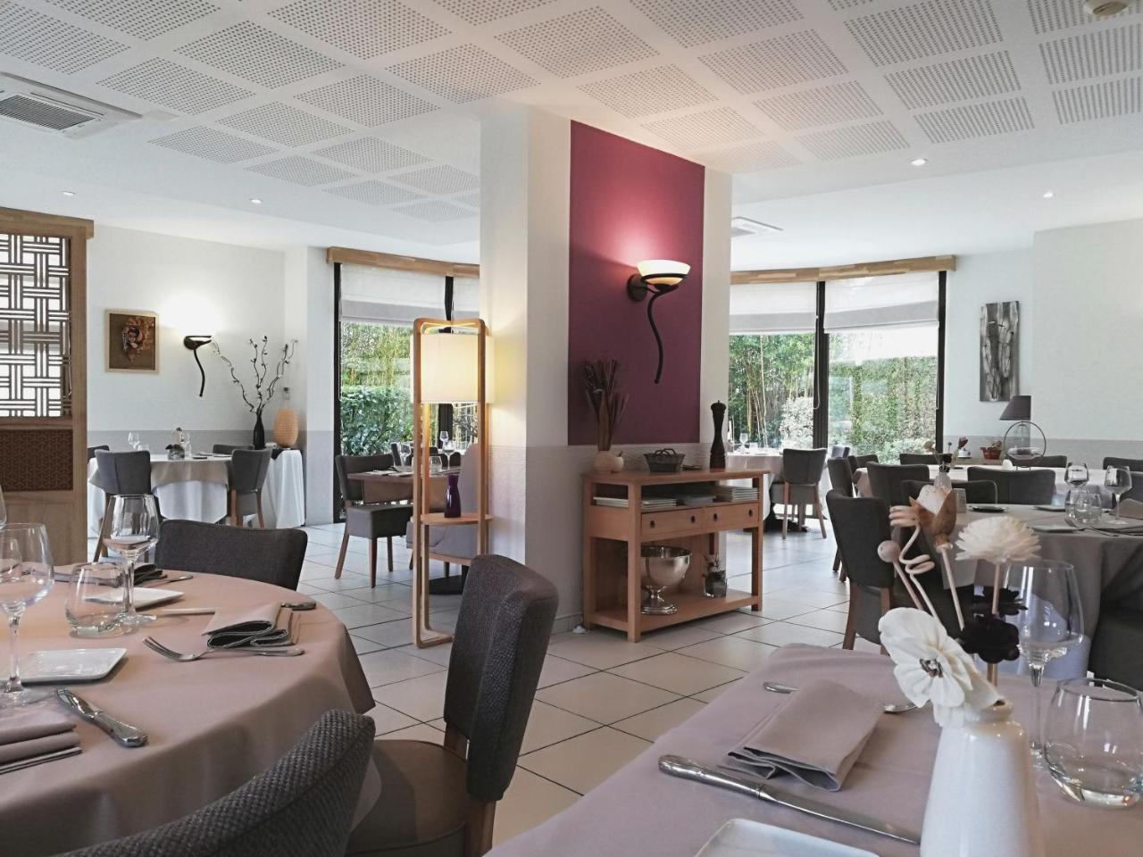 Logis Hotel Restaurant L'Oree Des Bois La Breille-les-Pins Екстер'єр фото